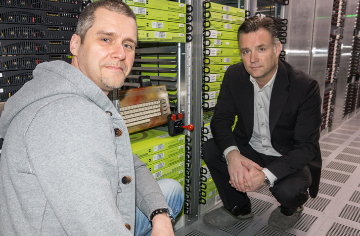 STRATO Technikvorstand René Wienholtz (links) und STRATO Vorstandsvorsitzender Dr. Christian Böing (rechts) vor dem neuen Gameserver C64 MOD